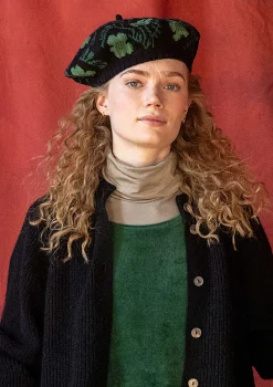 Gudrun Sjödén Stickad basker "Gnistra" i alpackamix/ekoligisk och återvunnen bomull